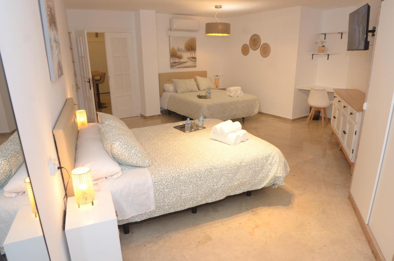 Deze driepersoonskamer heeft een gedeelde badkamer.