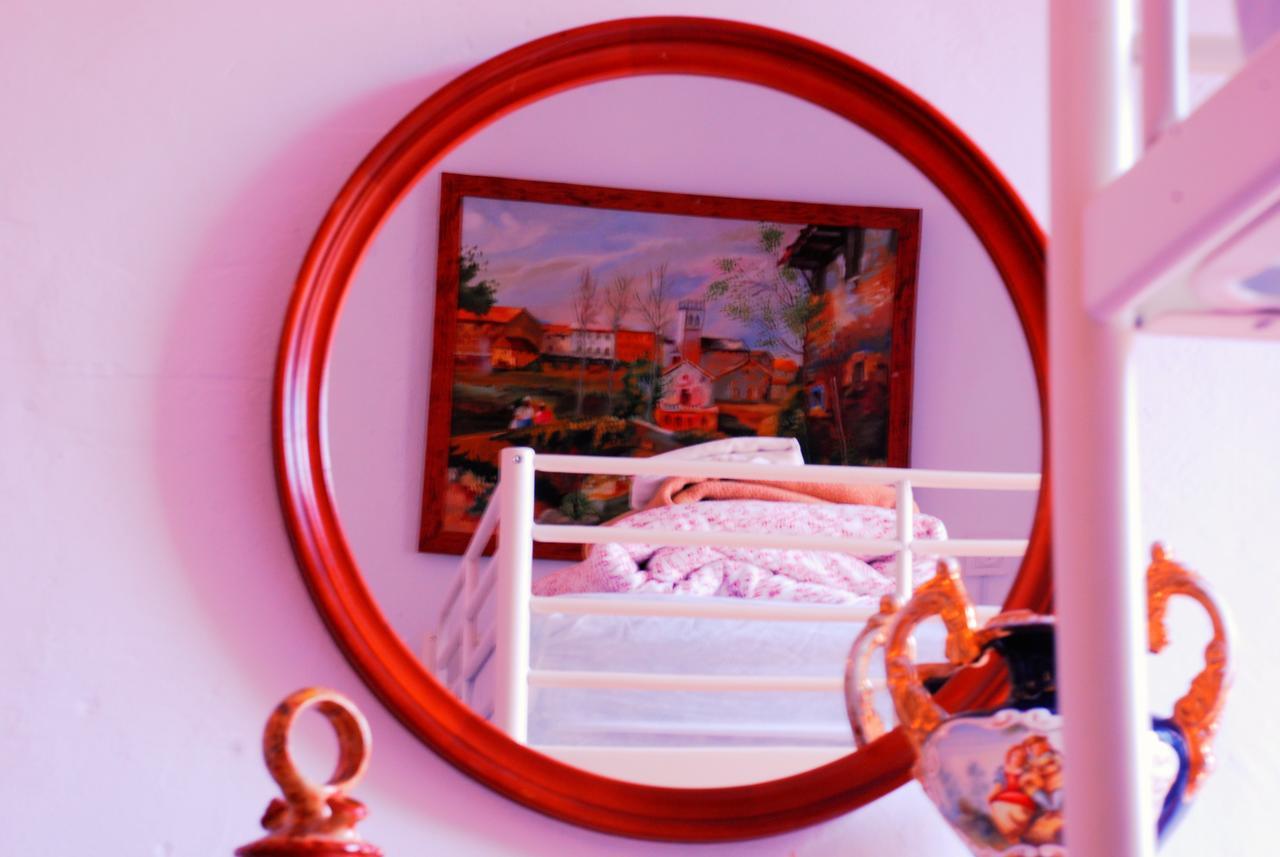 Cama en habitación compartida femenina de 6 camas